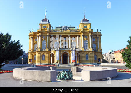 Bene della vita scultura croato e il teatro nazionale a Zagabria in Croazia Foto Stock