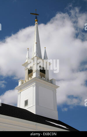 Kellogg Chiesa, guglia, Harpswell, Maine, Stati Uniti d'America, cielo blu, bianco, nero, New England, giù verso est Foto Stock