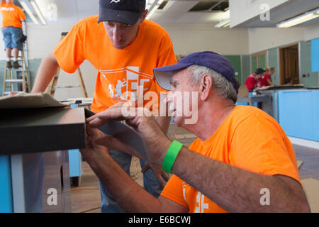 Detroit, Michigan - Volontari ristrutturare l'economia domestica classe a Cody High School. Foto Stock