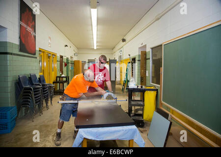 Detroit, Michigan - Volontari ristrutturare l'economia domestica classe a Cody High School. Foto Stock