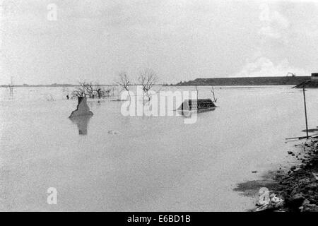 Devastato Villaggio sepolto sotto un mare di fango caldo dopo la catastrofe di lapindo sidoarjo east java indonesia Foto Stock