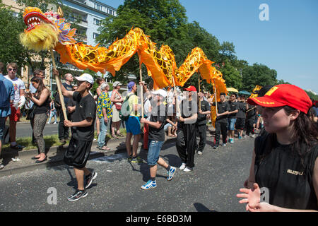 I partecipanti al Karneval der Kulturen (il Carnevale delle culture), uno dei principali festival urbano di Berlino Foto Stock