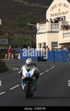 John McGuiness equitazione il Mugen ciclomotore elettrico a Creg ny Baa, durante la pratica per il Isle of Man TT 2014. Foto Stock