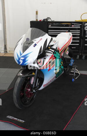 Bruce Anstey's Mugen electric racing moto nel box, durante l'Isola di Man TT 2014. Foto Stock