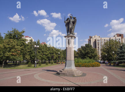 Agosto 19, 2014 - scultura di San Michele Arcangelo nel quartiere Obolon, Kiev, Ucraina © Igor Golovniov/ZUMA filo/Alamy Live News Foto Stock