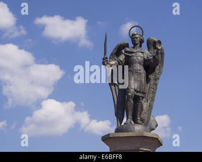 Agosto 19, 2014 - scultura di San Michele Arcangelo nel quartiere Obolon, Kiev, Ucraina © Igor Golovniov/ZUMA filo/Alamy Live News Foto Stock