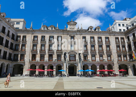 SANTANDER, Spagna - 12 luglio 2014: Unidentified gente camminare nei pressi della Caja de Ahorras, una famosa bank a Santander, Cantabria Foto Stock