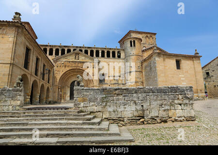 La Colegiata, un famoso edificio religioso in Santillana del Mar, una città storica in Cantabria, Spagna. Foto Stock