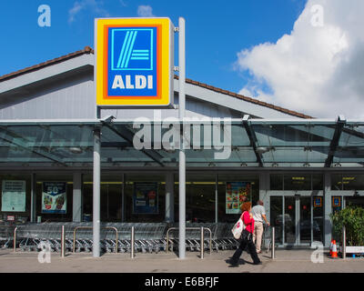 La parte esterna di un supermercato Aldi con i clienti che entrano Foto Stock