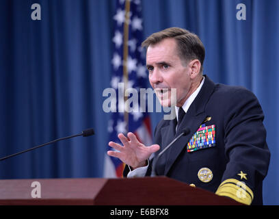 Washington DC, USA. 20 agosto 2014. Stati Uniti Dipartimento della Difesa (DOD) premere il Segretario Navy Adm posteriore. John Kirby parla durante un briefing al Pentagono a Washington DC, capitale degli Stati Uniti, 19 Agosto, 2014. Il partenariato negli Stati Uniti con gli Iracheni e le forze Peshmerga è stato di fondamentale importanza per il successo dell'operazione per riacquisire la diga di Mosul da estremisti sunniti dello Stato islamico dell Iraq e il levante (ISIL), John Kirby detto martedì. Credito: Xinhua/Alamy Live News Foto Stock