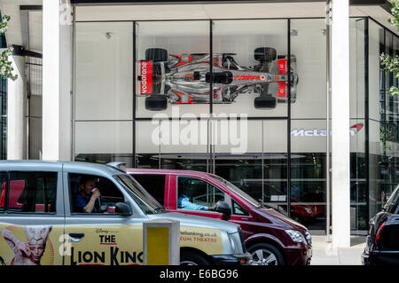 McLaren monoposto di Formula 1 sul display al showroom McLaren Londra Foto Stock