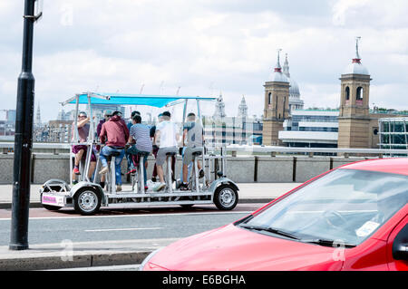 Pedibus mulit persona ciclo su London Bridge Foto Stock