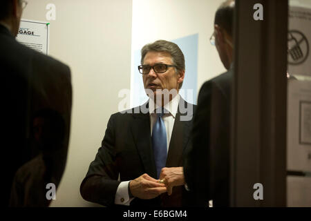 Austin, TX, Stati Uniti d'America. 19 Ago, 2014. Texas Governor Rick Perry è prenotato nella Contea di Travis Blackwell-Thurman Justice Center di Austin dopo la sua accusa la scorsa settimana su due felony conteggi relativi a de-finanziamento Avvocatura Distrettuale Rosemary Lehmberg pubblica della unità di integrità. Credito: Bob Daemmrich/Alamy Live News Foto Stock