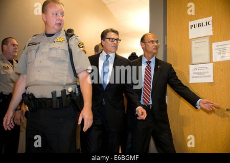 Austin, TX, Stati Uniti d'America. 19 Ago, 2014. Texas Governor Rick Perry (c) è prenotato nella Contea di Travis Blackwell-Thurman Justice Center di Austin dopo la sua accusa la scorsa settimana su due felony conteggi relativi a de-finanziamento Avvocatura Distrettuale Rosemary Lehmberg pubblica della unità di integrità. Credito: Bob Daemmrich/Alamy Live News Foto Stock