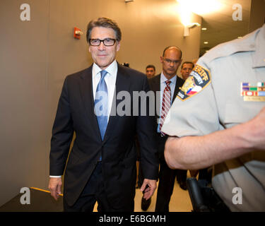 Austin, TX, Stati Uniti d'America. 19 Ago, 2014. Texas Governor Rick Perry è prenotato nella Contea di Travis Blackwell-Thurman Justice Center di Austin dopo la sua accusa la scorsa settimana su due felony conteggi relativi a de-finanziamento Avvocatura Distrettuale Rosemary Lehmberg pubblica della unità di integrità. Credito: Bob Daemmrich/Alamy Live News Foto Stock