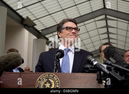 Austin, TX, Stati Uniti d'America. 19 Ago, 2014. Texas Governor Rick Perry è prenotato nella Contea di Travis Blackwell-Thurman Justice Center di Austin dopo la sua accusa la scorsa settimana su due felony conteggi relativi a de-finanziamento Avvocatura Distrettuale Rosemary Lehmberg pubblica della unità di integrità. Credito: Bob Daemmrich/Alamy Live News Foto Stock