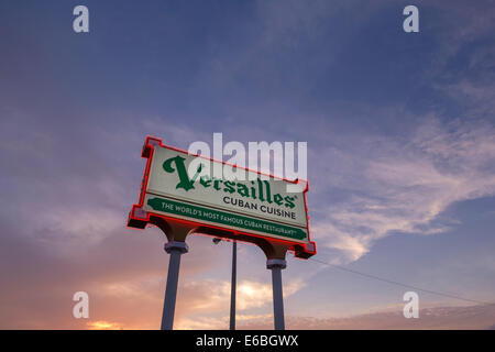 IL RISTORANTE CUBANO VERSAILLES INSEGNA SW 8TH STREET LITTLE HAVANA MIAMI FLORIDA USA Foto Stock