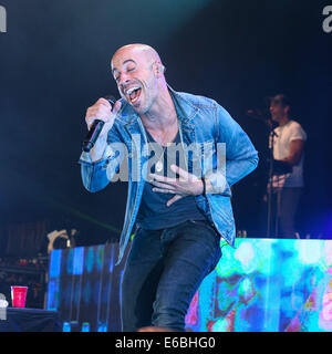 Raleigh, North Carolina, Stati Uniti d'America. 8 Luglio, 2014. Music Artista DAUGHTRY porta il suo 2014 Summer Tour a Raleigh, NC. Daughtry è un americano di rock band formata e fronteggiata da omonimo Chris Daughtry, che era un finalista sulla quinta stagione di American Idol. © Andy Martin Jr./ZUMA filo/Alamy Live News Foto Stock