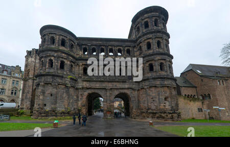 Vista su Porta Nigra - antica porta romana a Treviri in Germania Foto Stock