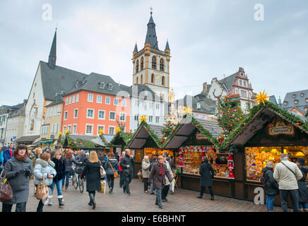 Piazza del mercato alla vigilia di Natale a Trier, Germania Foto Stock