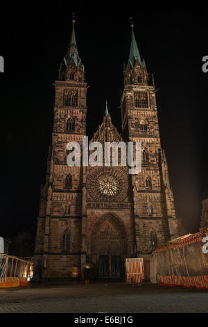 Facciata gotica della chiesa di San Lorenzo di notte a Norimberga, Germania Foto Stock