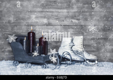 Grigio shabby chic Natale sfondo di legno con quattro candele accese in bianco e grigio. Foto Stock