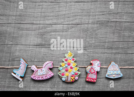 Grigio shabby chic in legno sfondo di Natale decorato con pan di zenzero o i cookie. Foto Stock