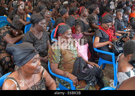 Lutto al funerale del leader locale, Cape Coast, in Ghana, Africa Foto Stock