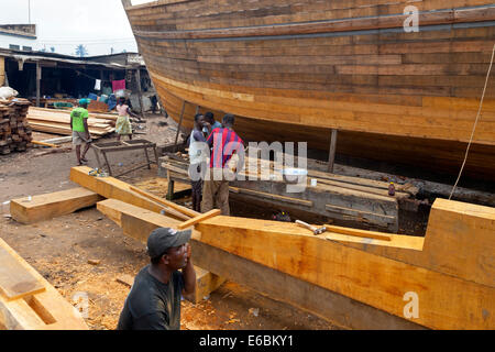 Costruzione delle imbarcazioni e il cantiere di riparazione, Elmina, Ghana, Africa Foto Stock