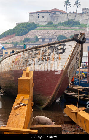 Costruzione delle imbarcazioni e il cantiere di riparazione, Elmina, Ghana, Africa Foto Stock