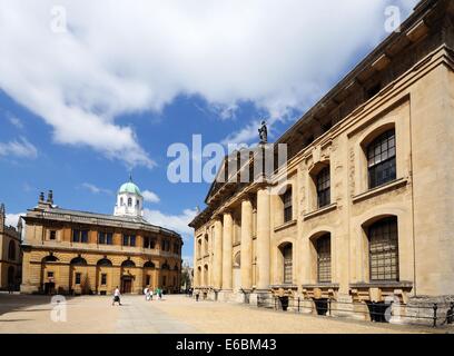 Sheldonian Theatre sulla sinistra con il Clarendon Building sulla destra, Oxford, Oxfordshire, Inghilterra, Regno Unito, Europa occidentale. Foto Stock