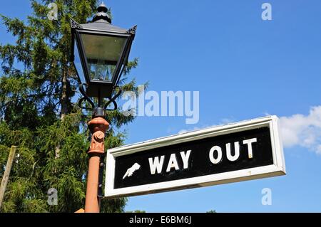 Vecchio modo retrò fuori segno attaccato ad un lampione, Severn Valley Railway, Arley, worcestershire, Inghilterra, Regno Unito, Europa occidentale. Foto Stock