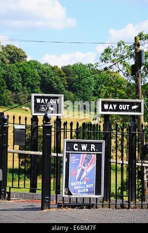 Vecchio modo retrò fuori segni e un vecchio poster di guerra, Severn Valley Railway, Highley, Worcestershire, Inghilterra, Regno Unito, Europa occidentale. Foto Stock