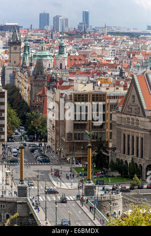 Vista di Praga, Foreground Parizska street, grattacieli Pankrac, Repubblica Ceca Foto Stock