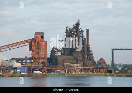 Michigan, Fiume Detroit, situato nella regione dei Grandi Laghi tra il lago di St. Clair e il Lago Erie. L'industria lungo il Fiume Detroit. Foto Stock