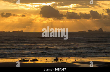 Seaton Carew vicino a Hartlepool, Regno Unito. 20 agosto 2014. Meteo: sunrise da Seaton Carew sulla costa nord-est su un autunnale di cercando agosto mattina. Credito: ALANDAWSONPHOTOGRAPHY/Alamy Live News Foto Stock