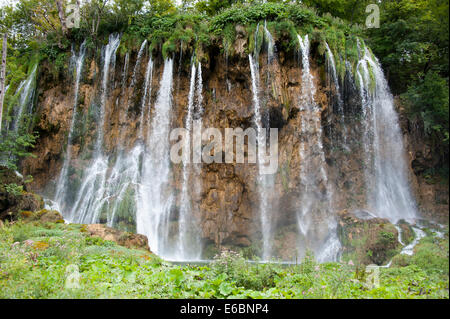 La cascata nel Parco Nazionale dei Laghi di Plitvice, Lika-Senj Affitto, Croazia Foto Stock