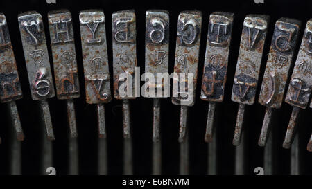 Super macro shot di arrugginiti e typebars polveroso di una vecchia macchina da scrivere Foto Stock