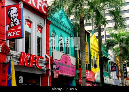 KUALA LUMPUR IN MALESIA: gli edifici colorati ospitano negozi e ristoranti fast food lungo Jalan Hang Kasturi Foto Stock