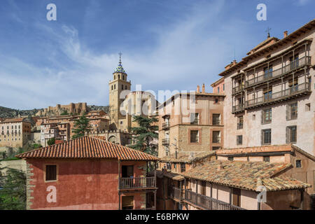 Paesaggio urbano con la cattedrale, Albarracín, Aragon, Spagna Foto Stock
