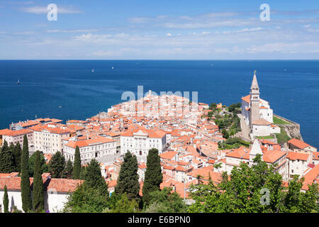 Città vecchia con Tartini Square, Municipio e Cattedrale di San Giorgio, pirano, Istria, Slovenia Foto Stock