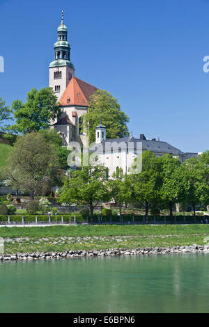 Le rive del fiume Salzach con la Müllner Kirche chiesa, Salisburgo, Stato di Salisburgo, Austria Foto Stock