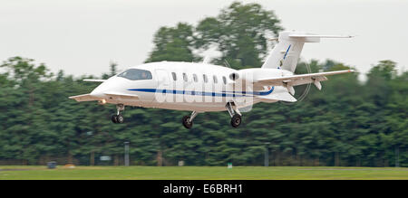 Piaggio P.180 Avanti avvicinandosi alla terra per visualizzazione statica a RIAT 2014 Foto Stock