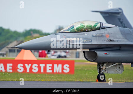 F-16AM lotta Falcon della Royal Netherlands Air Force si prepara per il decollo a RIAT 2014 Foto Stock