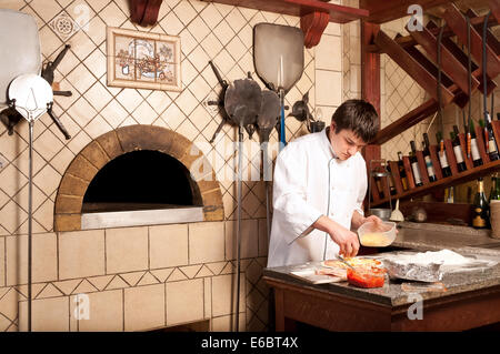 Lo chef in un processo - preparare la pizza Foto Stock