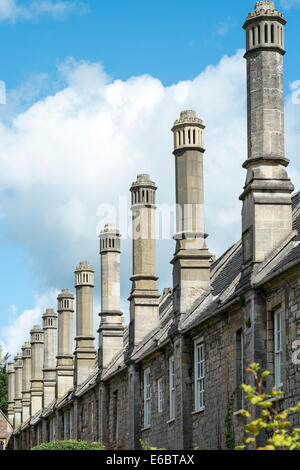 Camini alti sul cottage a vicari vicino Wells Somerset REGNO UNITO Foto Stock