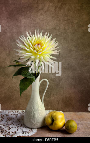 Vaso di fiori,il dahlia,ancora vita Foto Stock