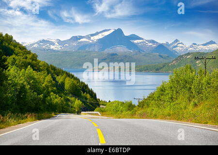 Autostrada E6, fiordo e montagne sullo sfondo, Norvegia Foto Stock