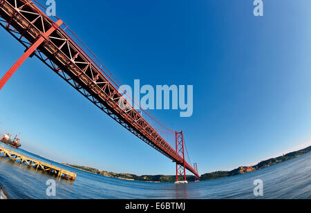 Il portogallo Lisbona: prospettiva Fisheye del Ponte 25 de Abril Foto Stock