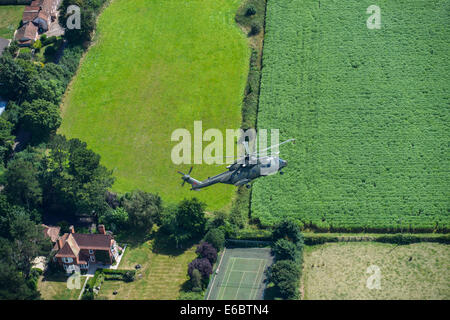 Una fotografia aerea di RAF Merlin volare al di sotto di noi in Somerset Foto Stock